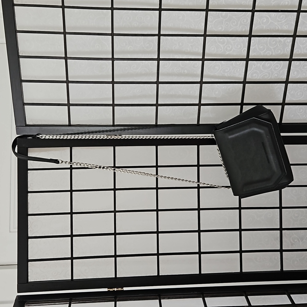 French connection crossbody or shoulder bag snap closure.